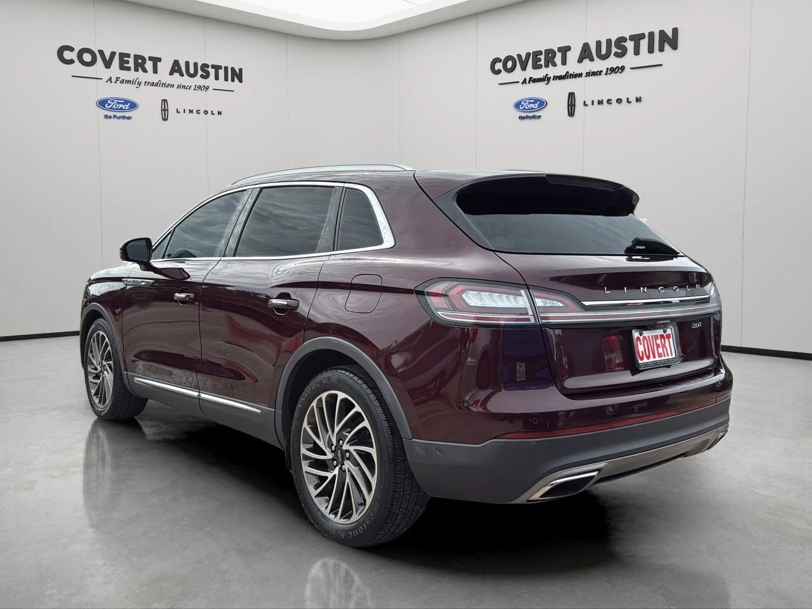 Used 2019 Red Lincoln Reserve image 3
