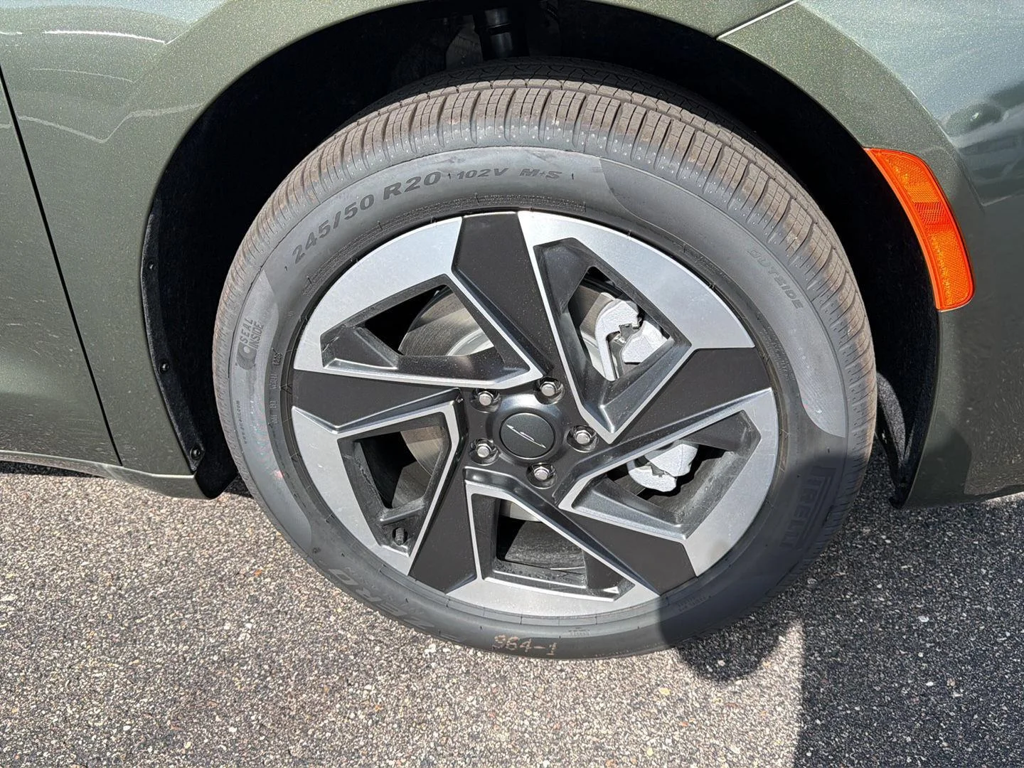 New 2027 Olive Green Pearl-Coat Exterior Paint Chrysler Limited image 9