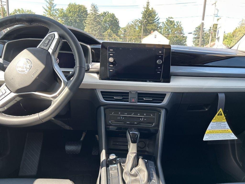 2025 Volkswagen Taos SEL - Photo 8
