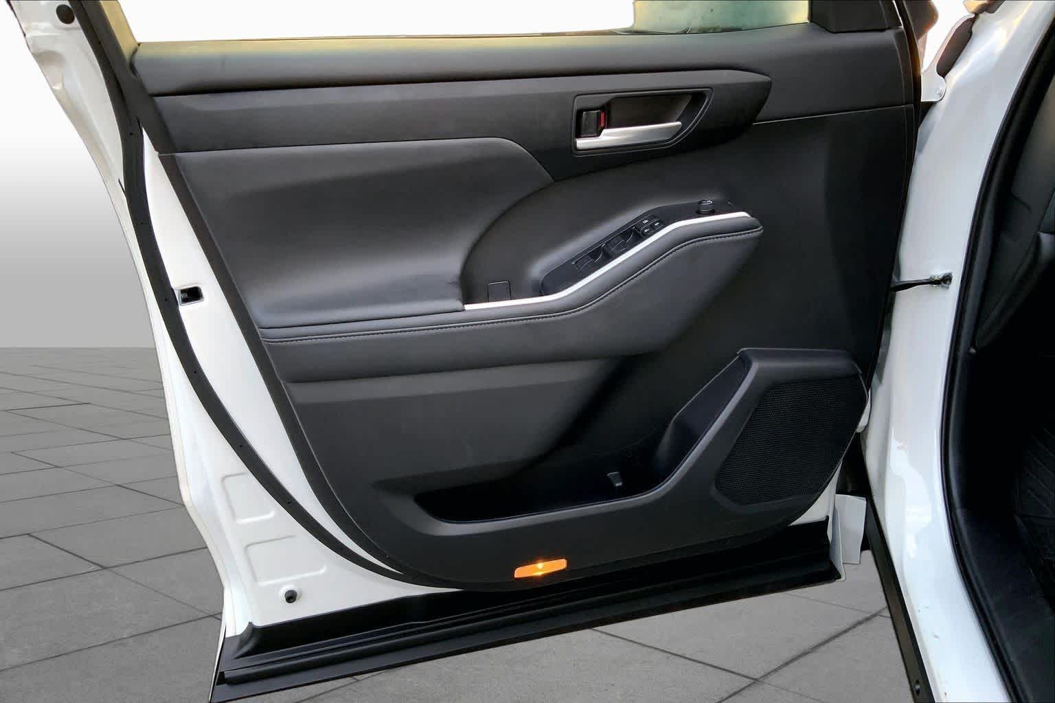 Used 2023 Wind Chill Pearl Toyota XLE image 21