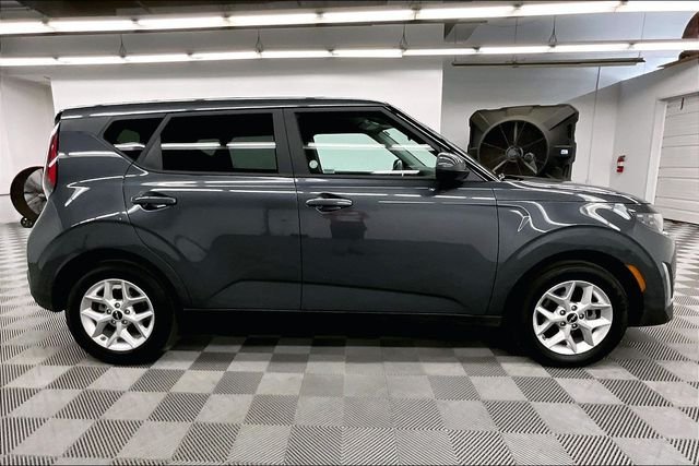 Used 2025 Gravity Gray Kia LX image 13