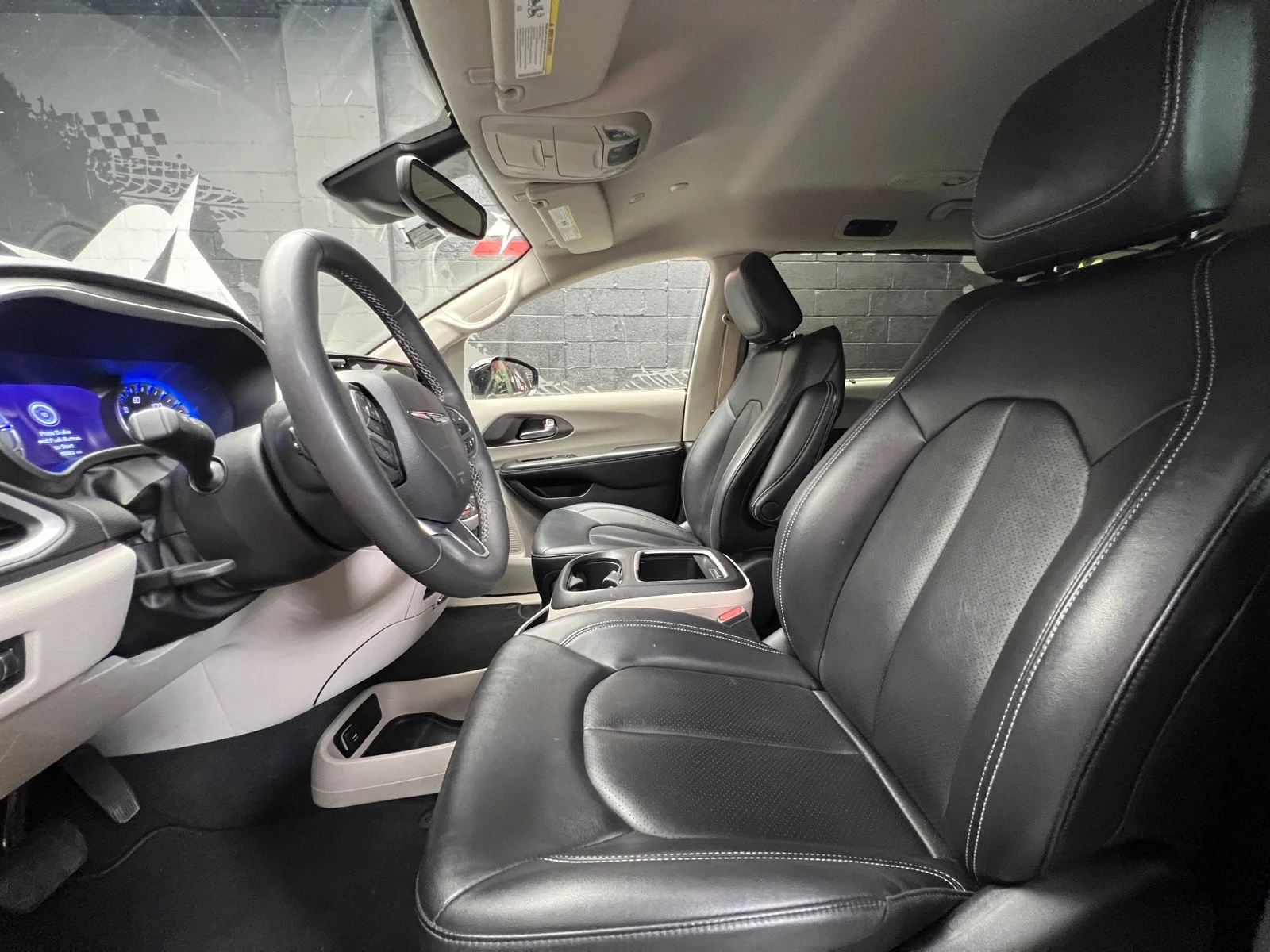 Used 2024 Brilliant Black Crystal Pearl Coat (pxr) Chrysler Touring L image 9