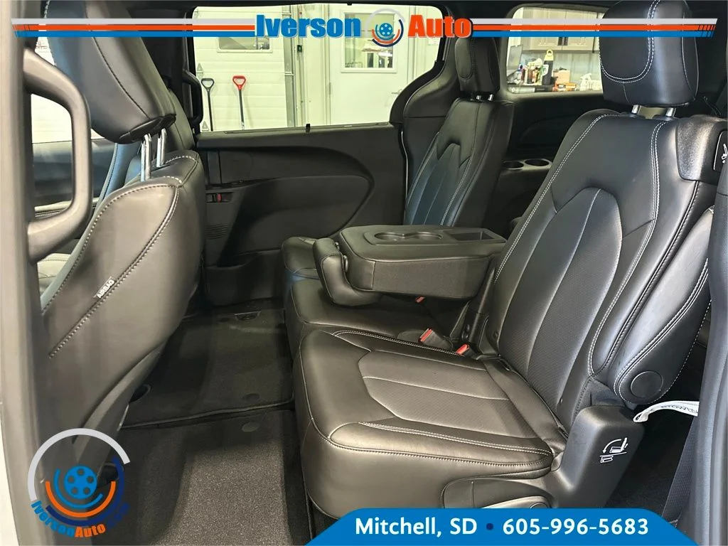 New 2026 Silver Mist Clear-Coat Exterior Paint Chrysler Select image 26