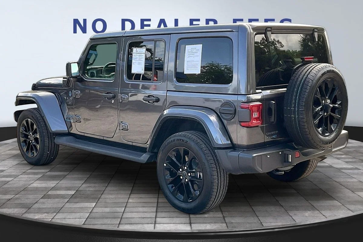 Used 2025  Jeep Sahara 4xe image 4