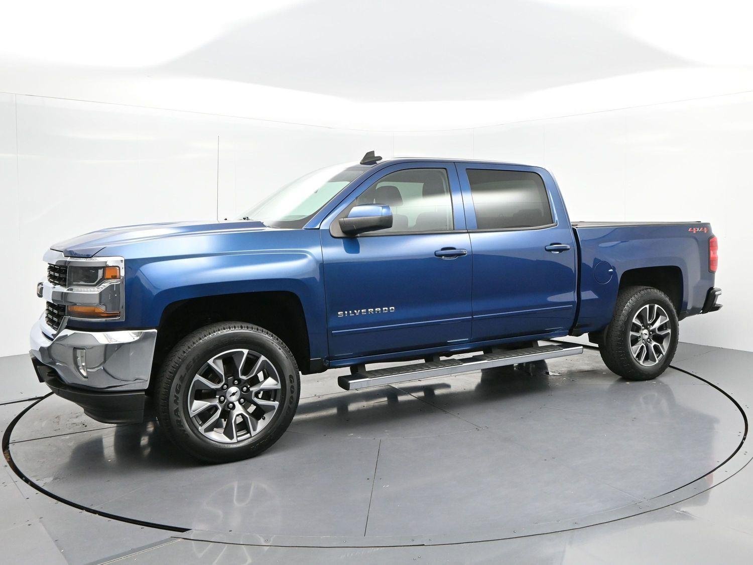Used 2018 Deep Ocean Blue Metallic Chevrolet LT image 4