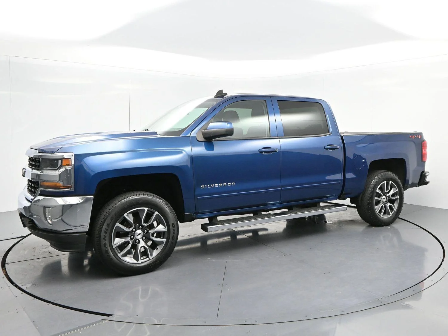 Used 2018 Deep Ocean Blue Metallic Chevrolet LT image 4