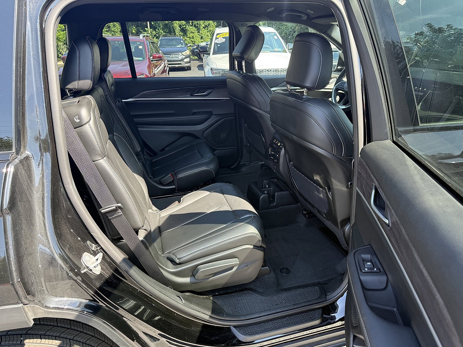 Used 2025 Diamond Black Crystal Pearlcoat Jeep Limited image 11