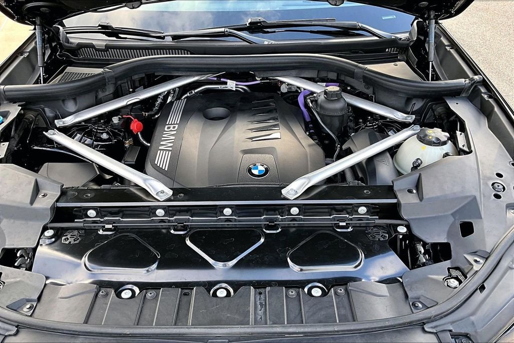 Used 2025 Black BMW sDrive40i image 9