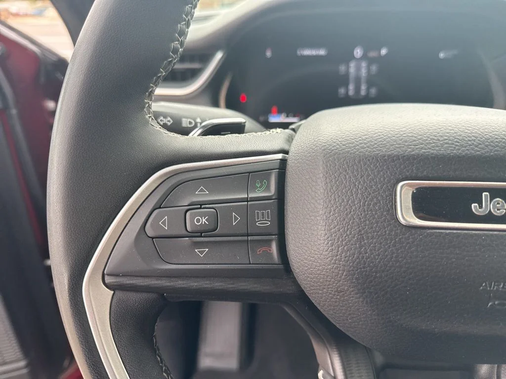 Used 2024 Red Jeep Altitude image 9