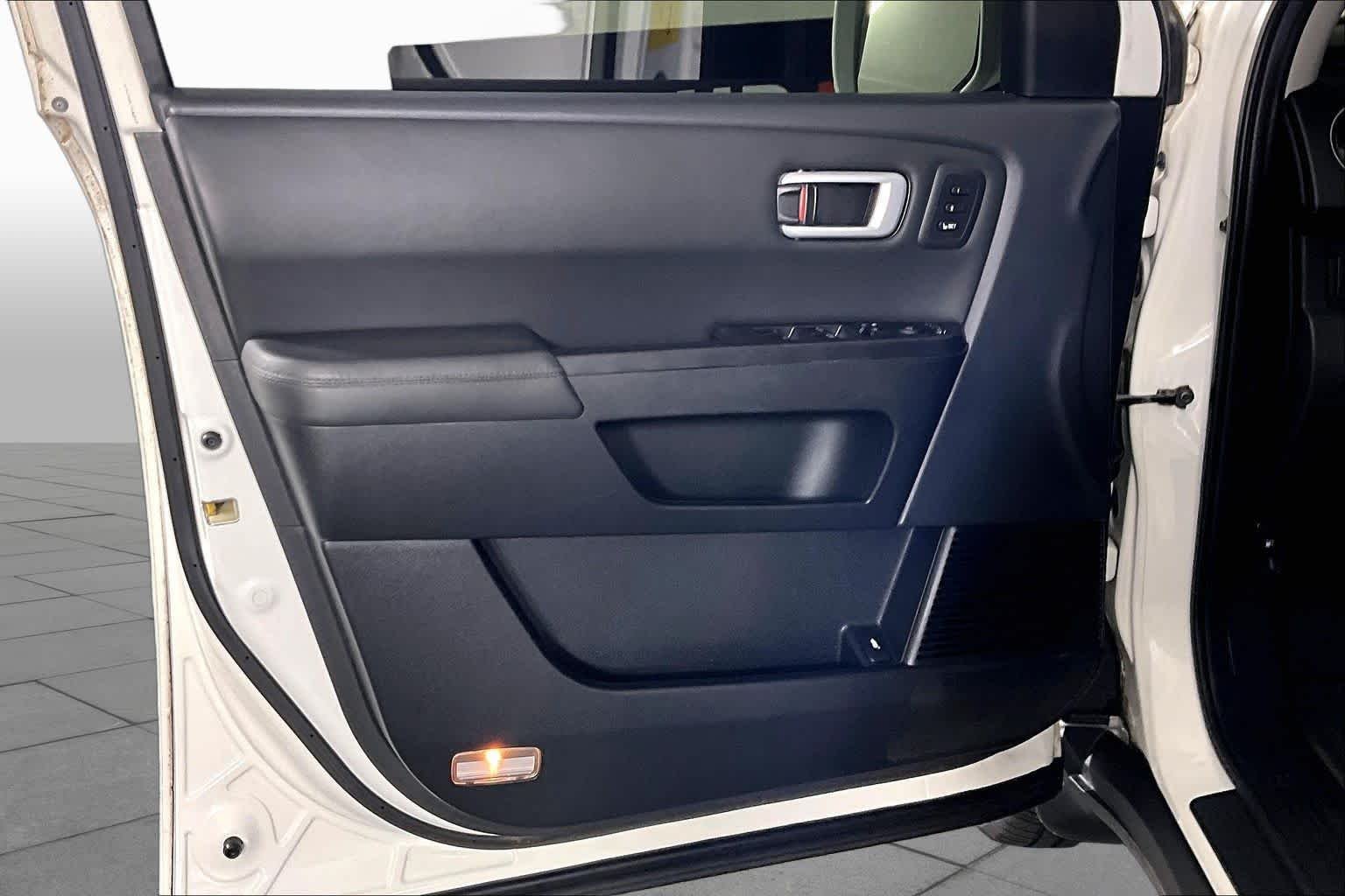 Used 2014 White Diamond Pearl Honda Touring image 21