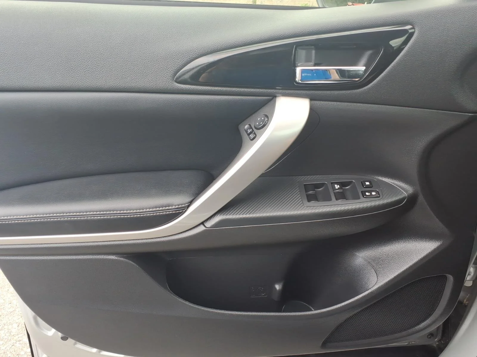 Used 2024 Silver Alloy Mitsubishi SE image 24