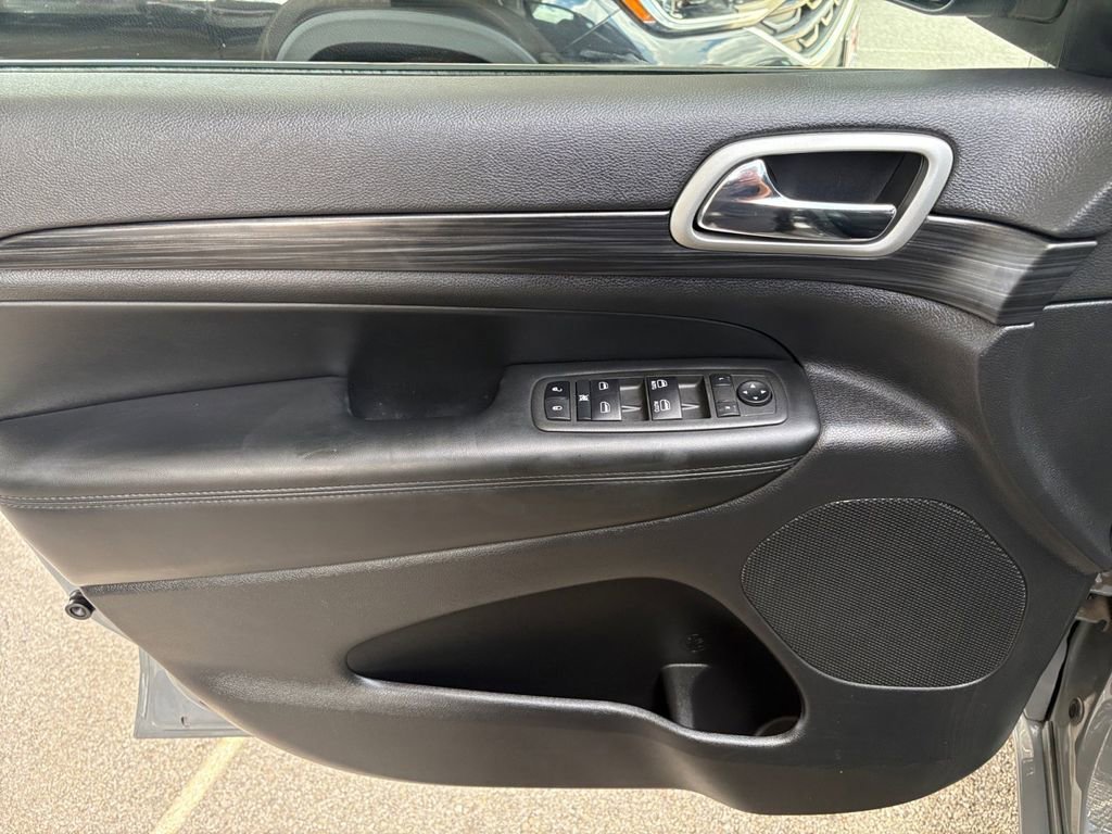 Used 2022 Sting-Gray Clearcoat Jeep Laredo X image 25