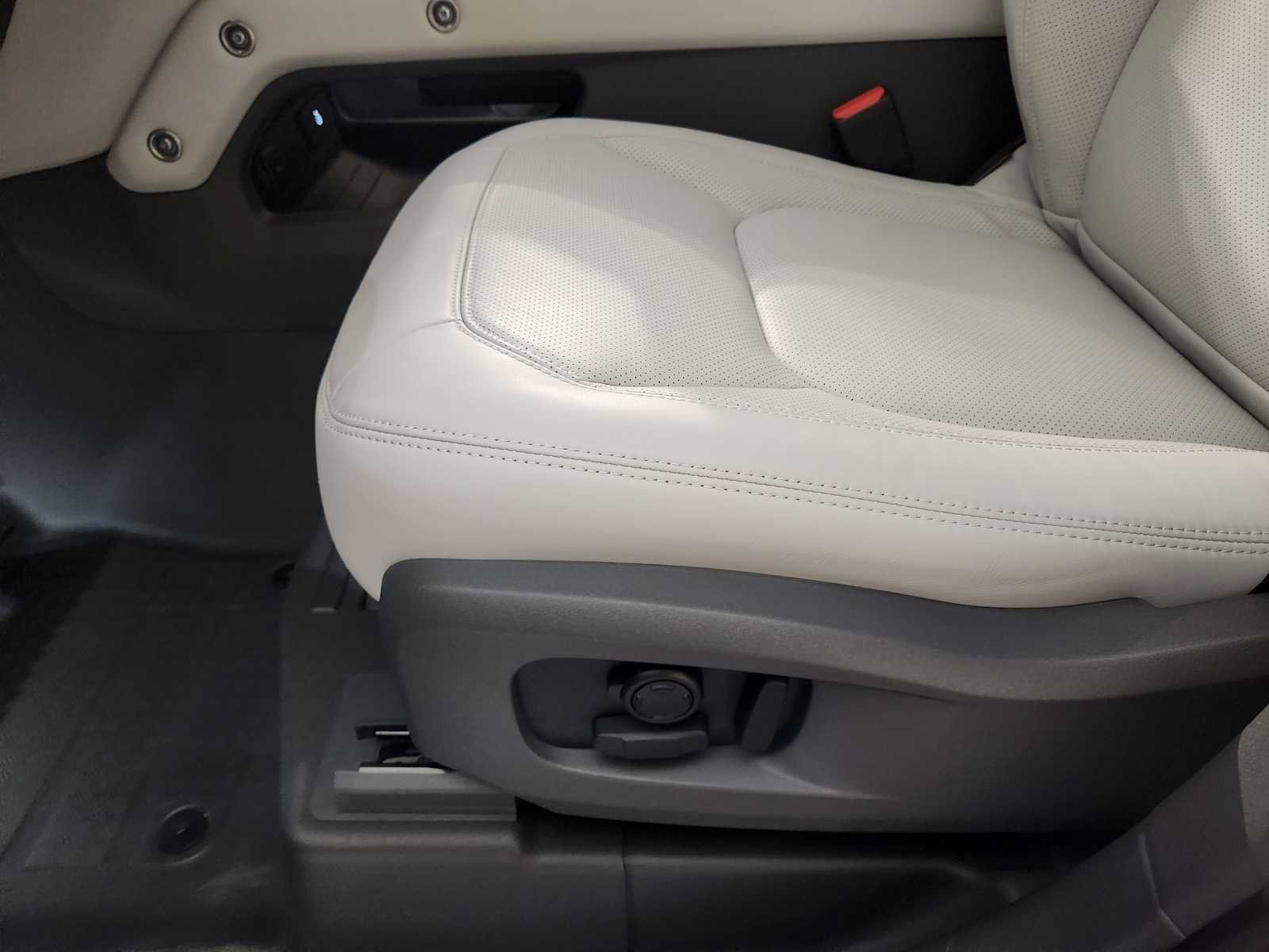 New 2026 Tasman Blue Land Rover X-Dynamic SE image 24