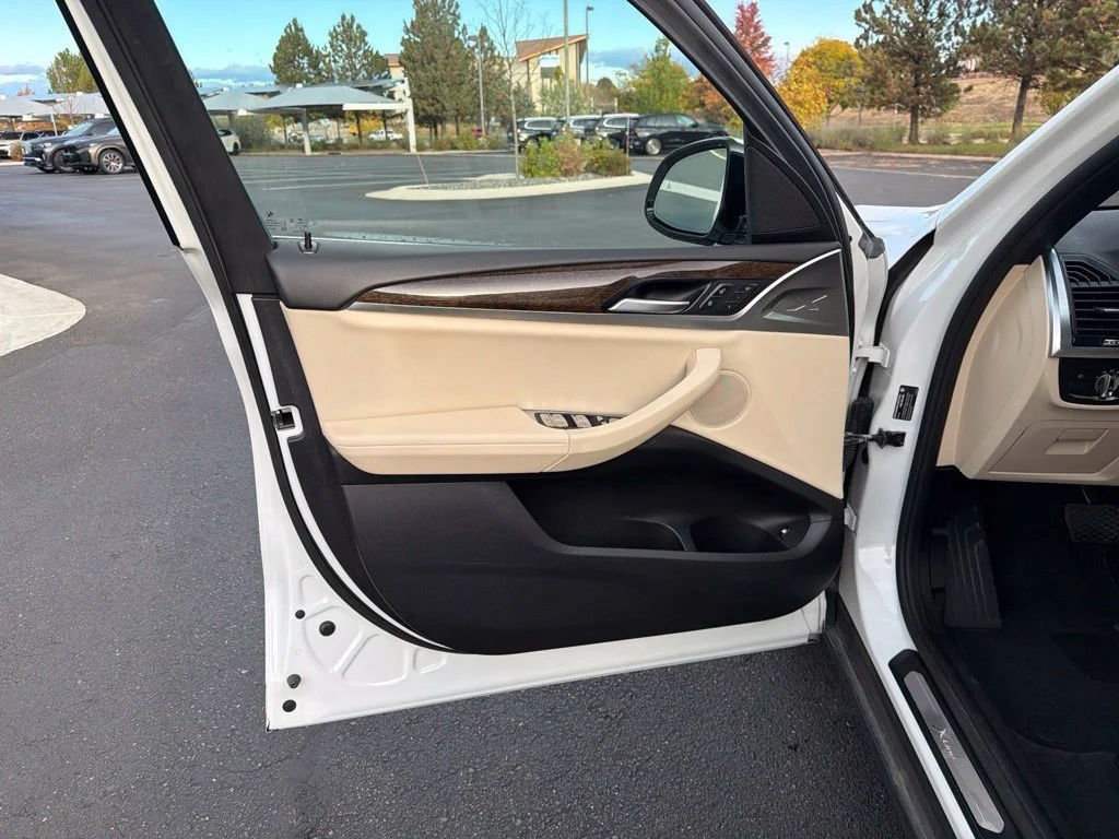 Used 2021 Alpine White BMW xDrive30e image 9