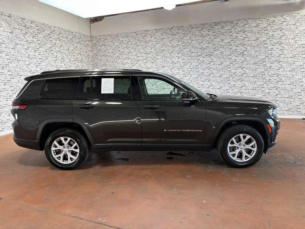 Used 2022 Rocky Mountain Pearlcoat Jeep Limited image 8