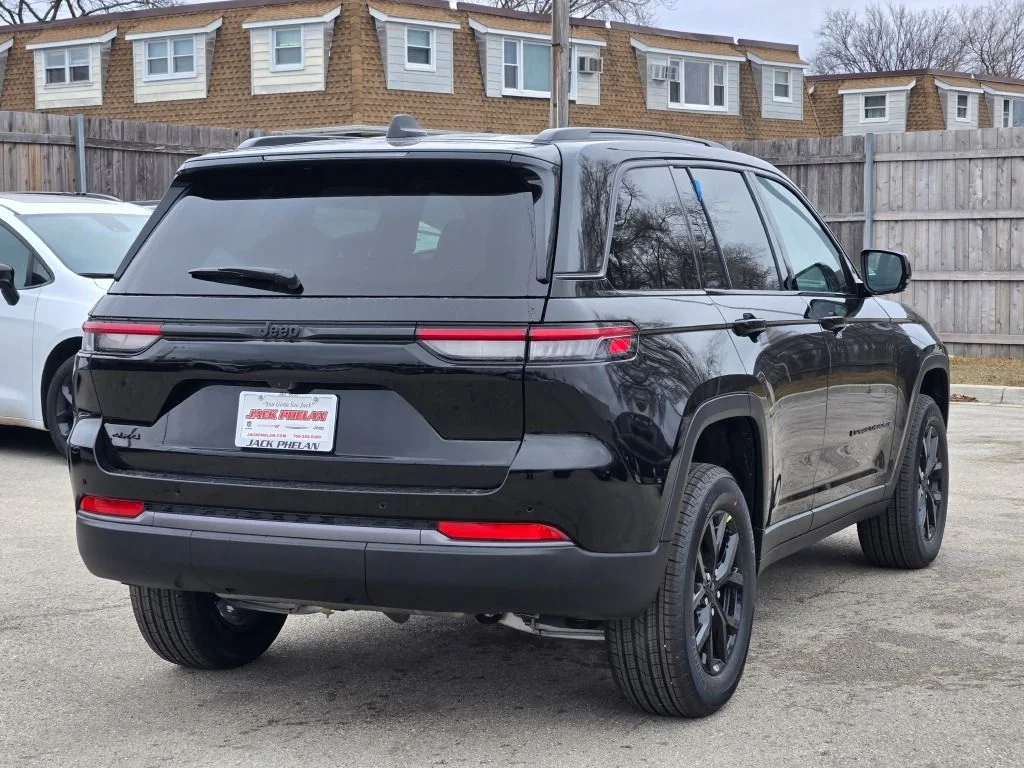 New 2026 Diamond Black Crystal Pearl-Coat Exterior Paint Jeep Altitude image 10