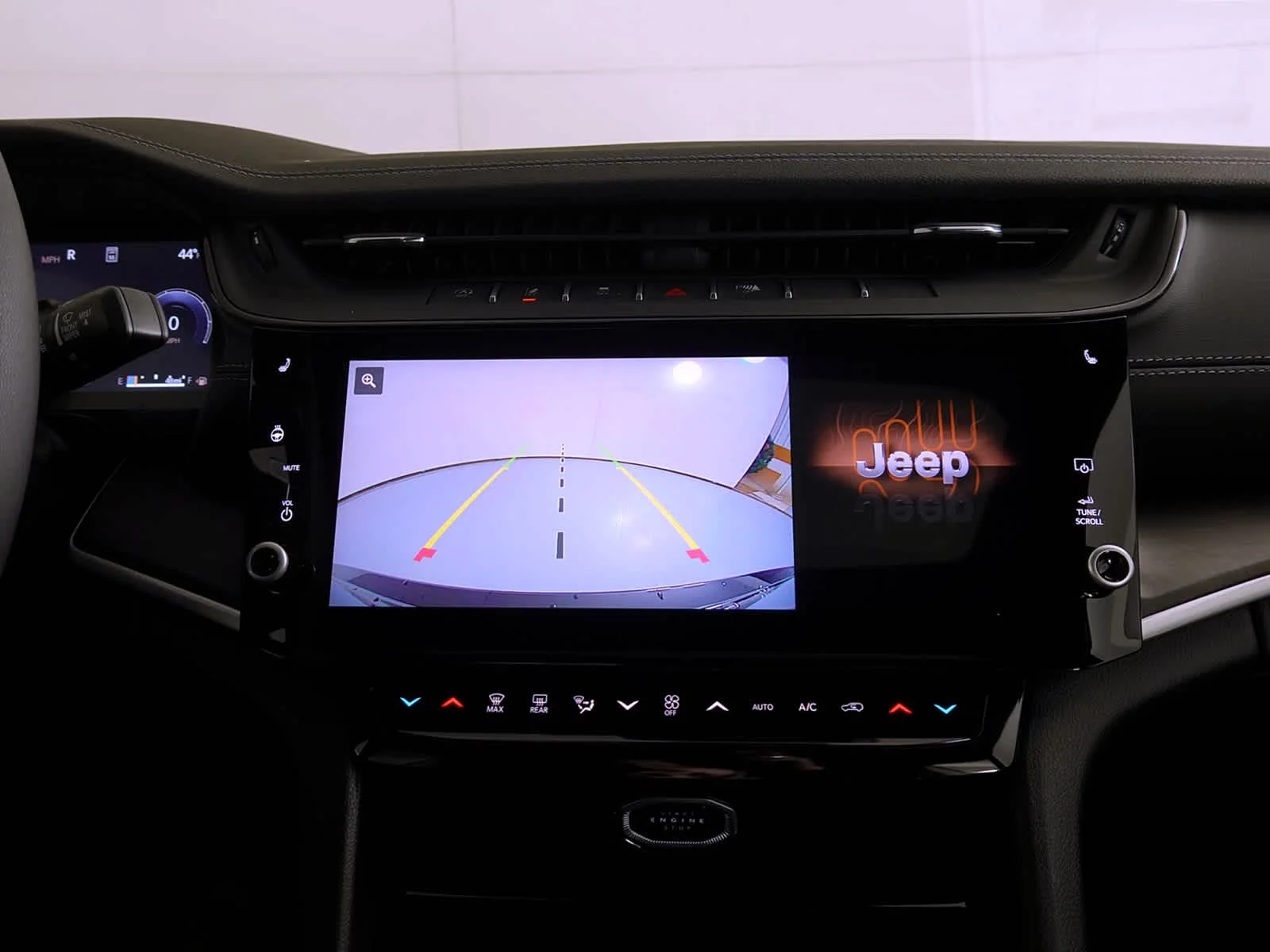 New 2026 Diamond Black Crystal Pearl-Coat Exterior Paint Jeep Laredo Altitude image 23