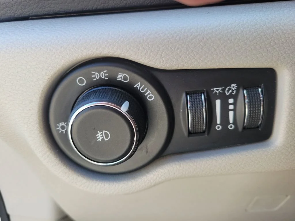 Used 2017 White Chrysler Touring-L Plus image 23