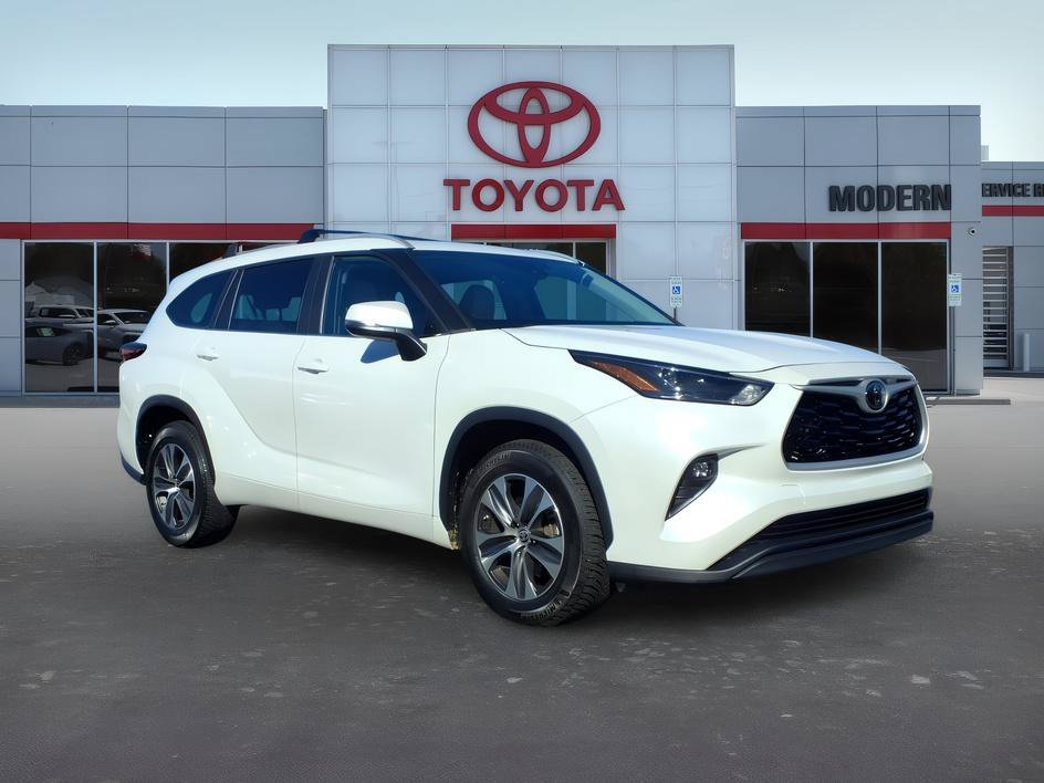 Used 2023 Pearl Toyota XLE image 7