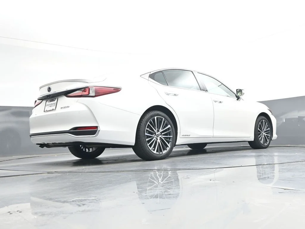 Used 2022 White Lexus 300h image 37