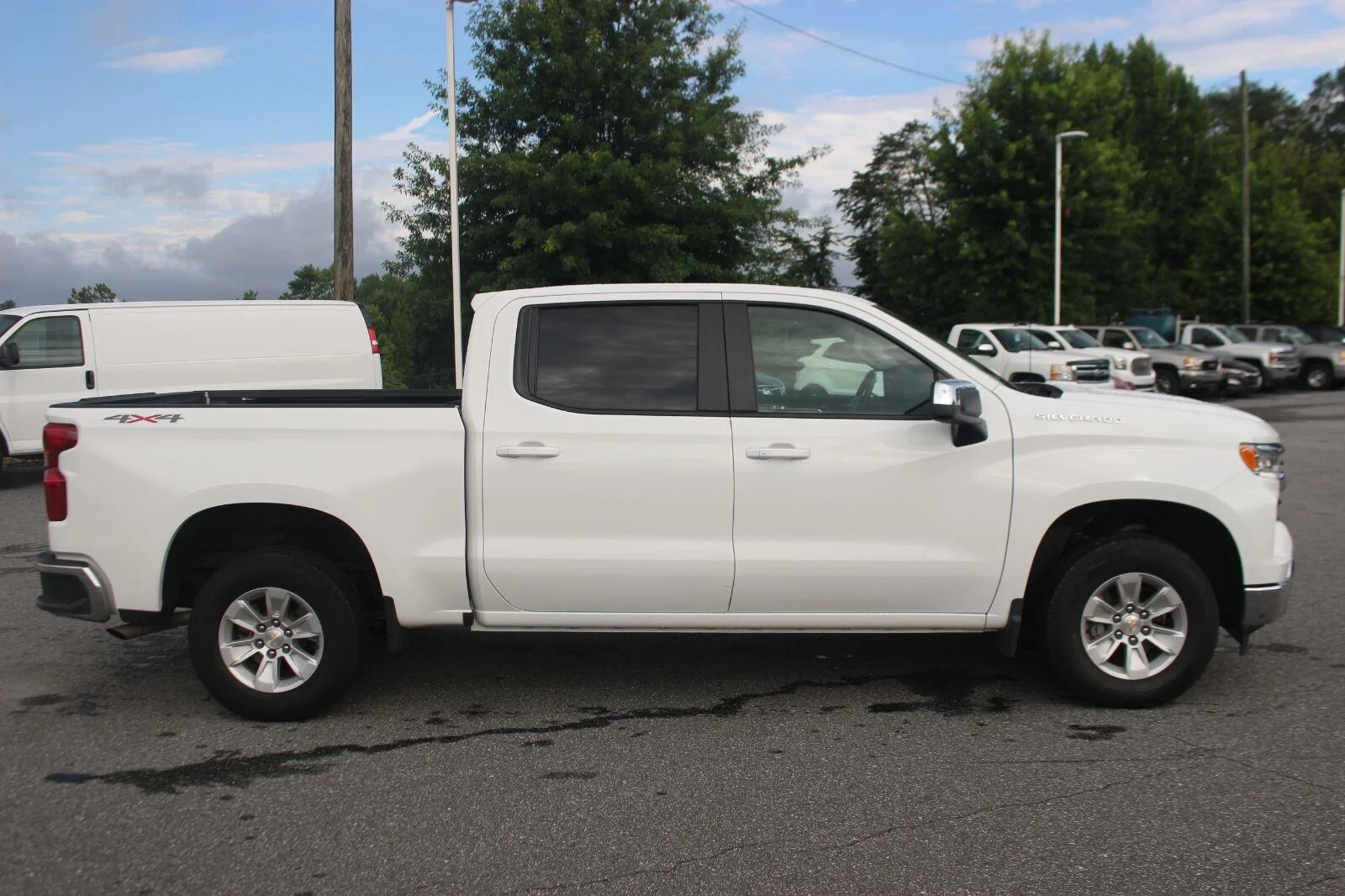 Used 2025 Summit White Chevrolet LT image 8