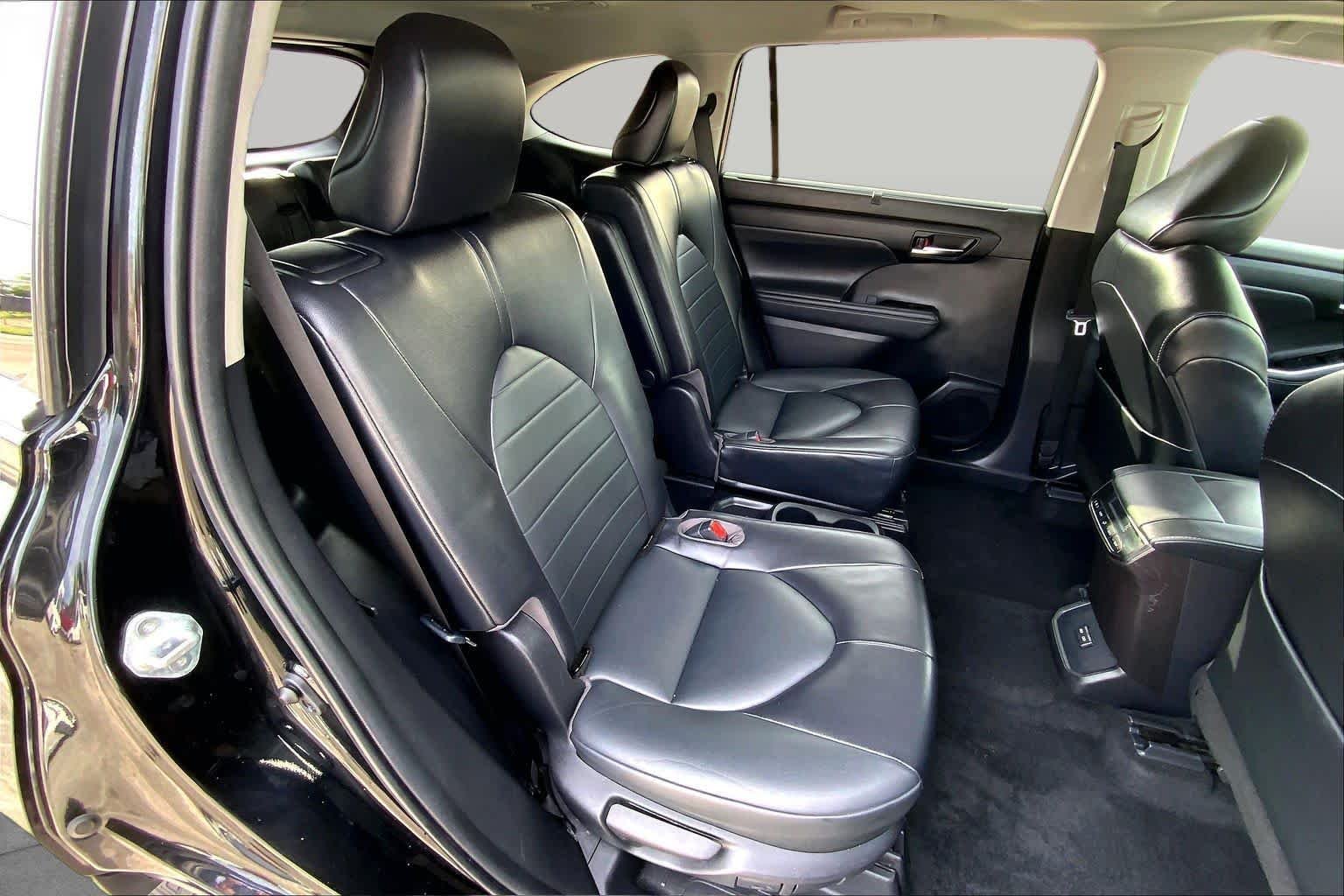 Used 2022 Midnight Black Metallic Toyota XLE image 17