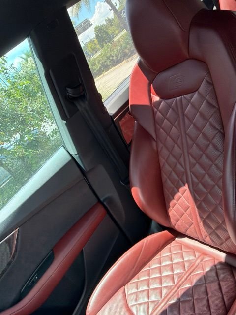 Used 2023  Audi 4.0T Premium Plus image 3