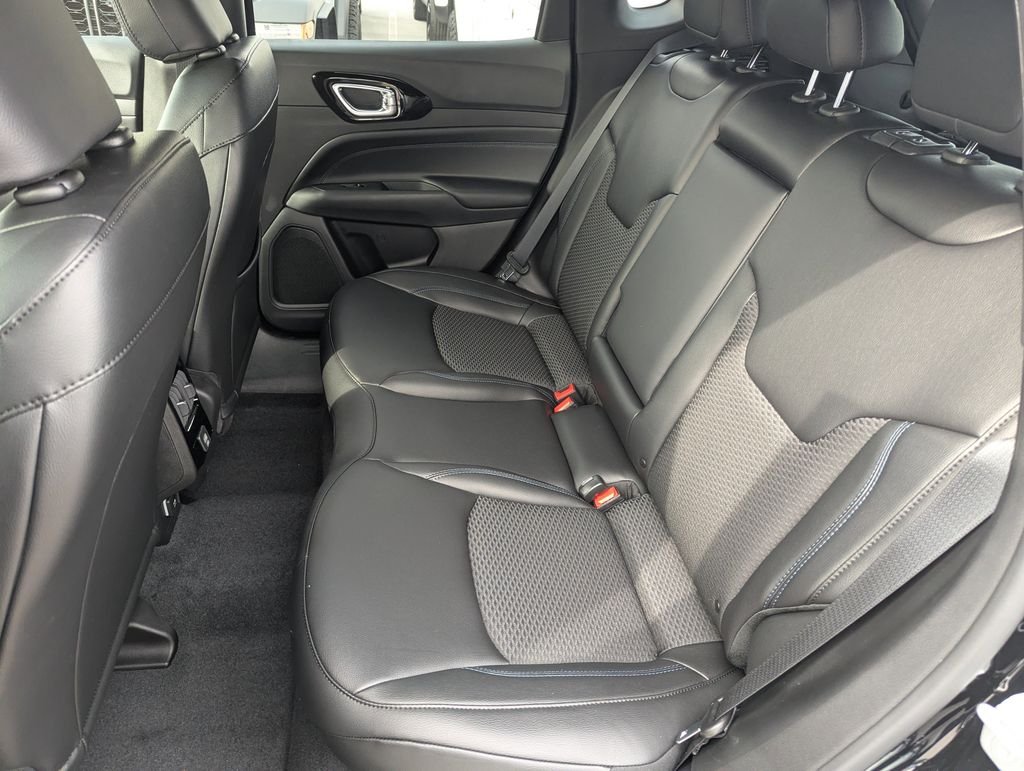 New 2026 Diamond Black Crystal Pearl-Coat Exterior Paint Jeep Latitude image 28