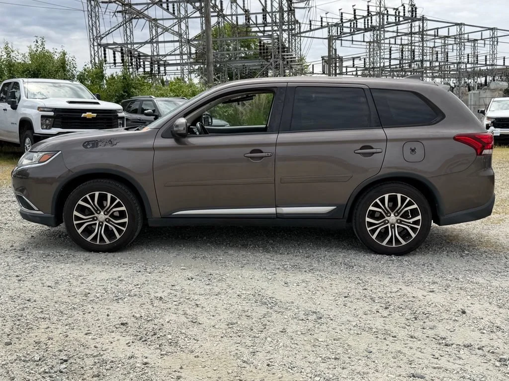 Used 2017  Mitsubishi SE image 7