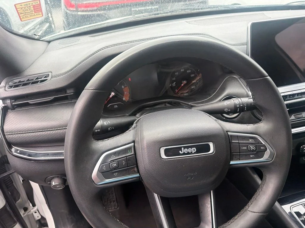 Used 2022 White Jeep Altitude image 10