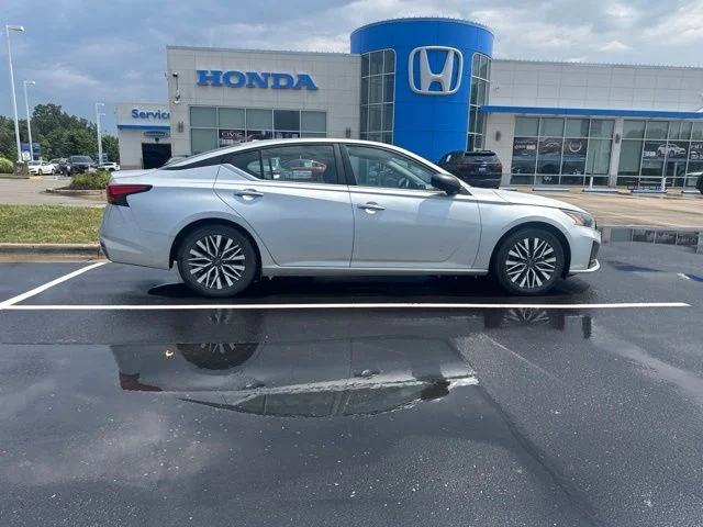 Used 2025 Silver Nissan 2.5 SV image 8