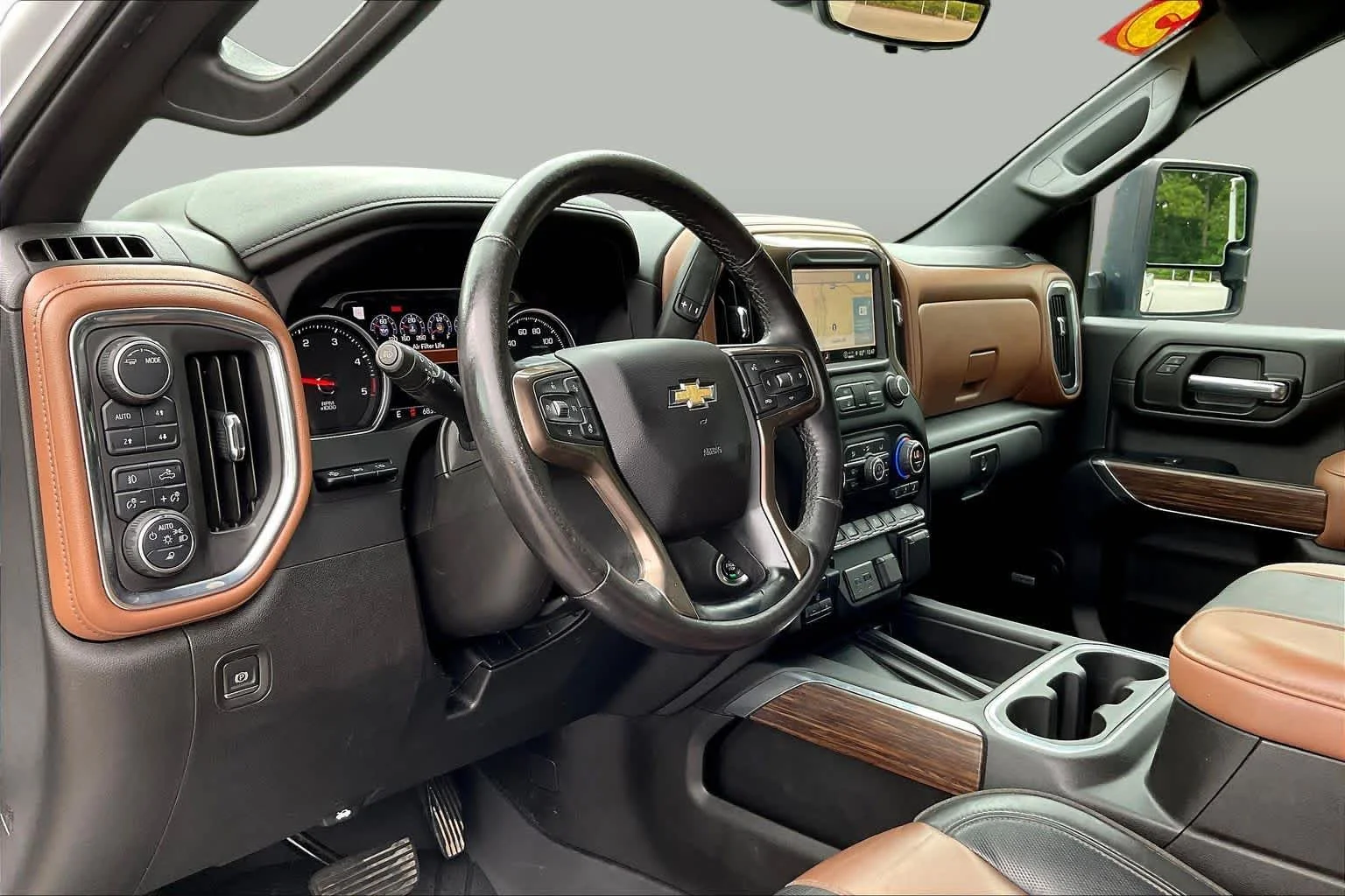 Used 2023 Iridescent Pearl Tricoat Chevrolet High Country image 33