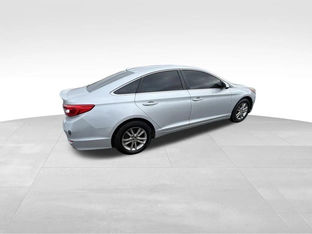 Used 2016 Silver Hyundai SE image 28