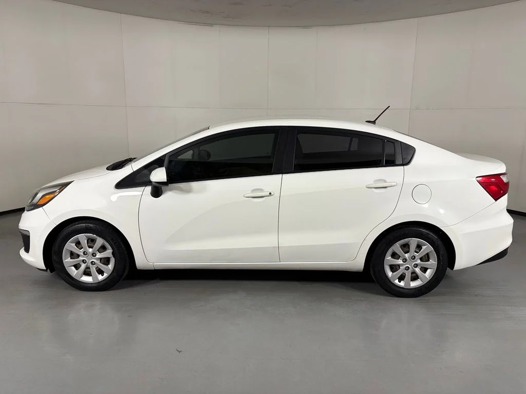 Used 2016 White Kia LX image 5