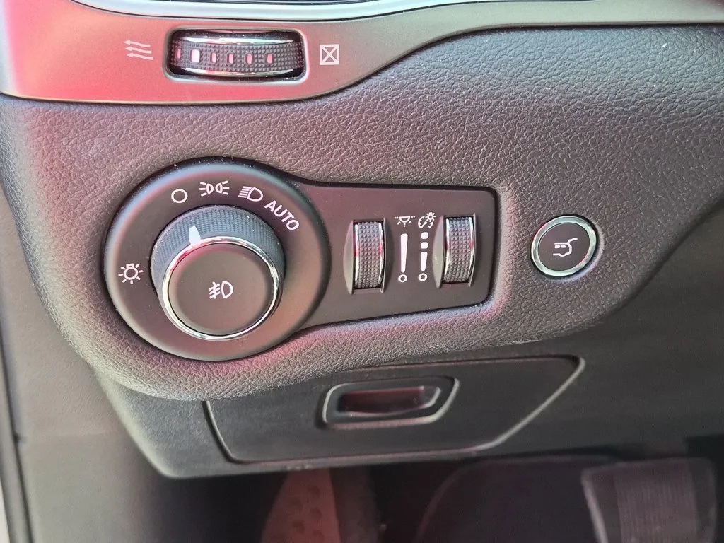 Used 2020 Silver Jeep Limited image 14