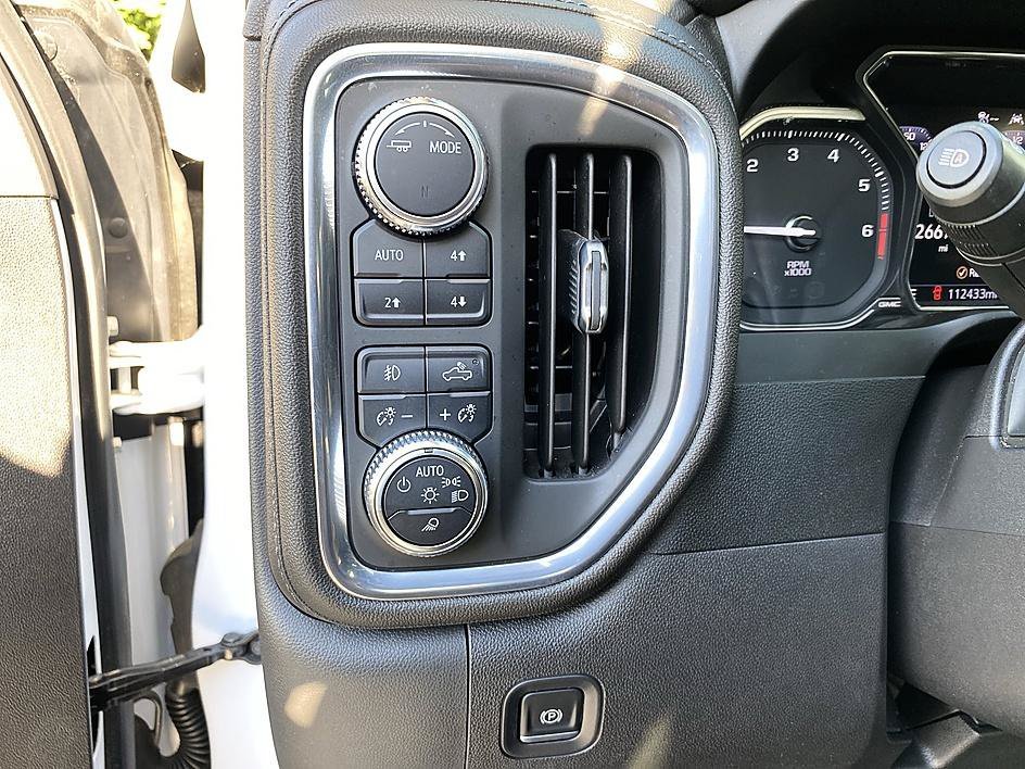 Used 2021 White Frost Tricoat GMC Denali image 27