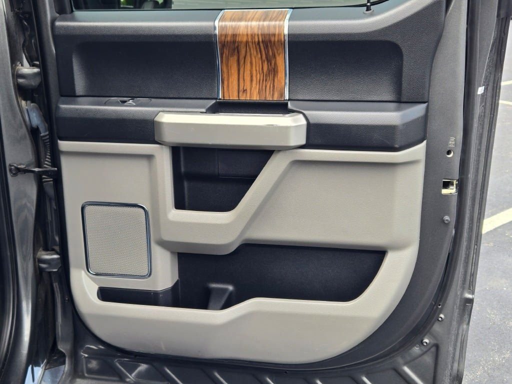 Used 2019 Magnetic Ford Lariat image 11