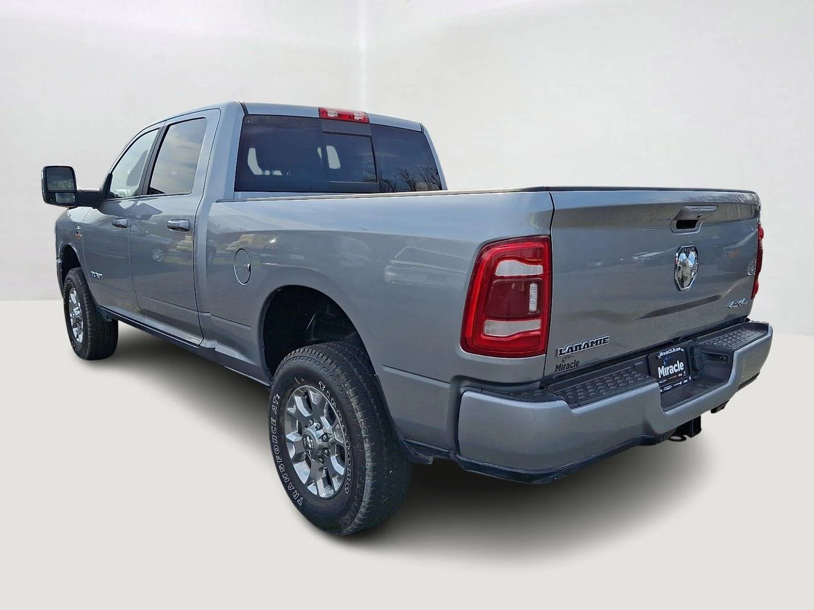 Used 2024 Billet Silver Metallic Clearcoat Ram Laramie image 4