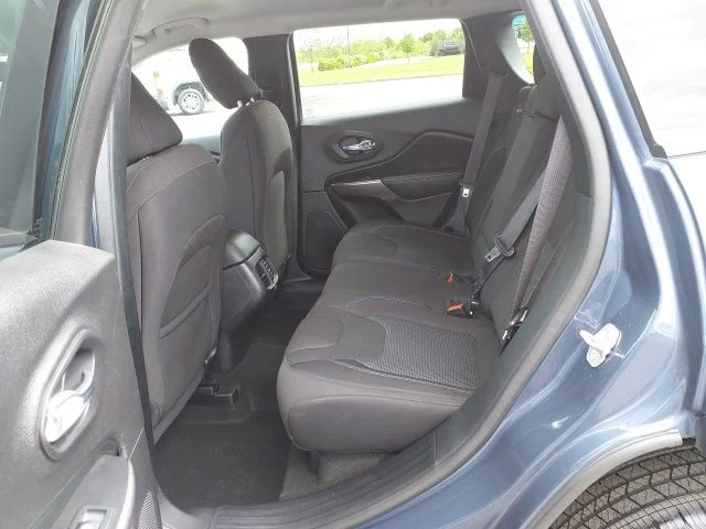 Used 2020 Blue Jeep Latitude image 17