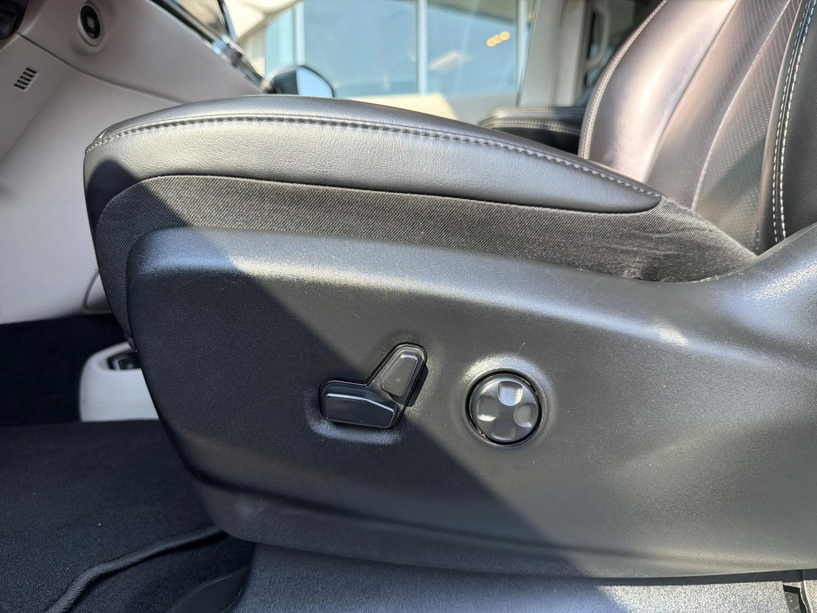 Used 2023 Silver Mist Clearcoat Chrysler Touring L image 14