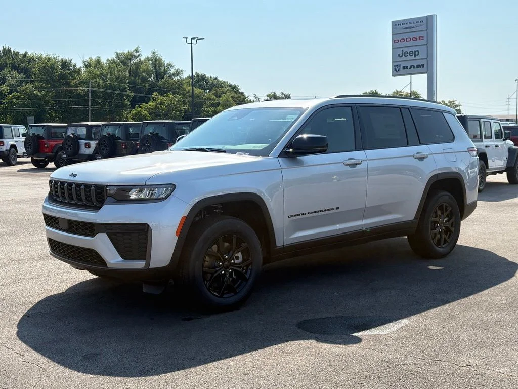 New 2026 Silver Zynith Exterior Paint Jeep Altitude image 3