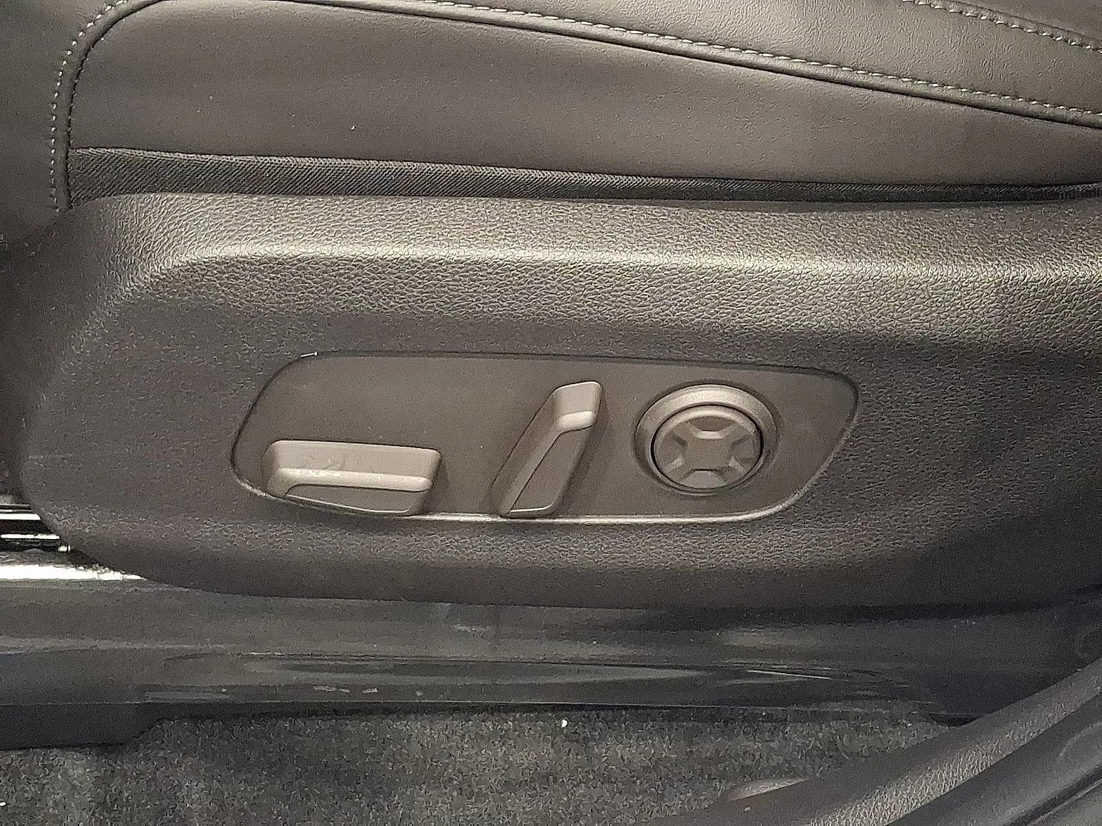 New 2026 Ceramic Silver Kia EX image 17