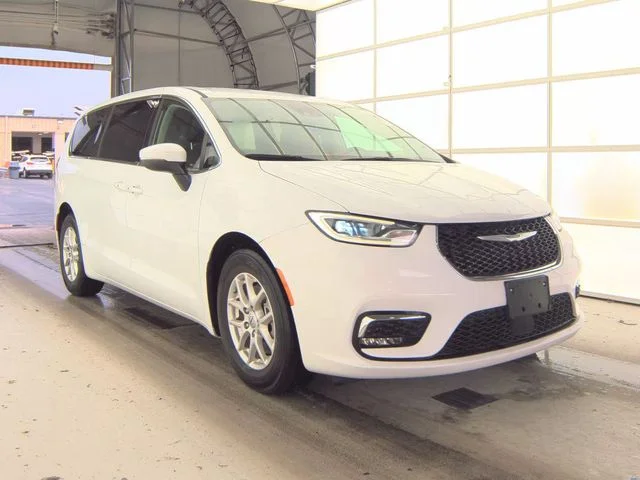 Used 2023 White Chrysler Touring L image 5