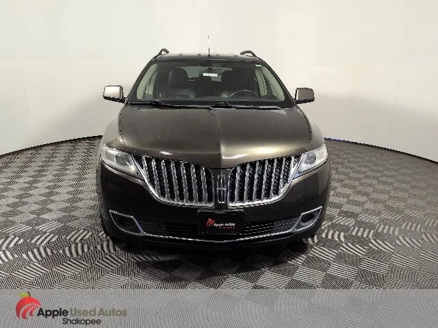 Used 2011  Lincoln Base image 2