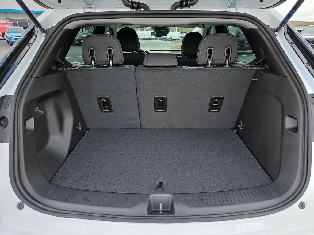 New 2027 Summit White Chevrolet LT image 16