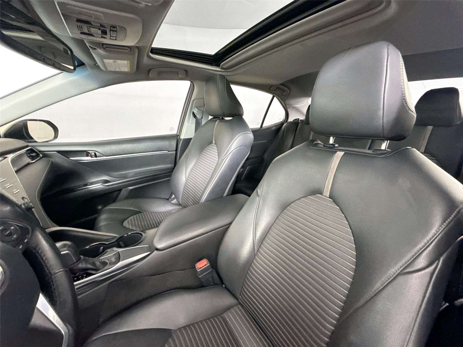 Used 2018 Galactic Aqua Mica Toyota SE image 3