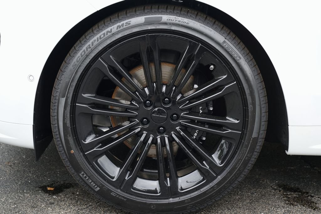 New 2026 Fuji White Land Rover Dynamic SE image 8