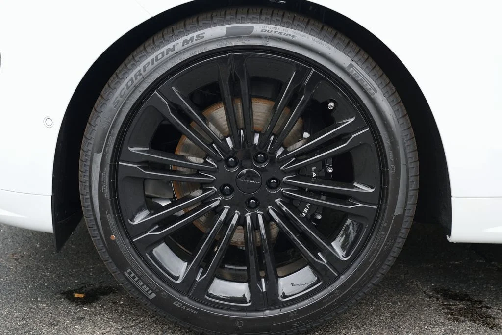 New 2026 Fuji White Land Rover Dynamic SE image 8