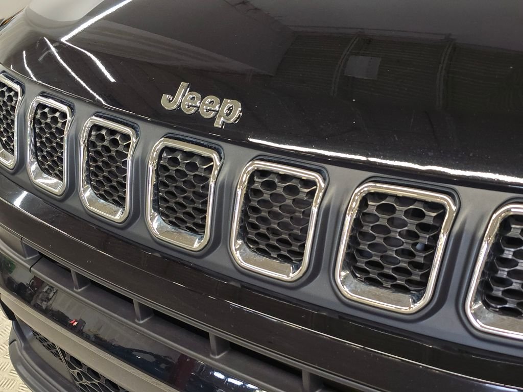 Used 2023 Black Jeep Latitude Lux image 13