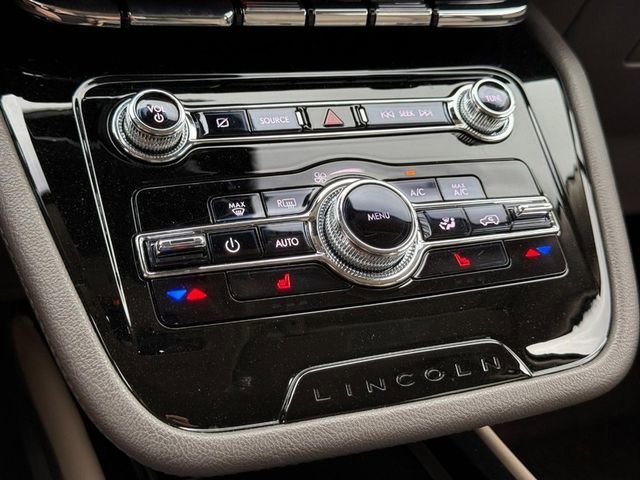 Used 2022 White Lincoln Standard image 19